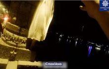 Стояла на мосту, как привидение: в Киеве копы в последний момент спасли от самоубийства 22-летнюю девушку (видео)