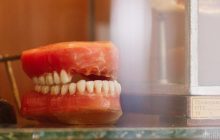 В США женщина проникла в стоматологию и вырвала пациенту 13 зубов