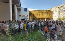 В киевском МВЦ возник ажиотаж вокруг вакцинации Pfizer, не обошлось без толкотни (фото, видео)