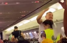 "Виводьте його нах**!": пасажир рейсу Одеса-Анталія відмовився надіти маску і викликав гнів у людей (відео)