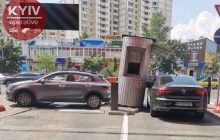 В Киеве женщина за рулем, сдавая задом, протаранила будку парковщика возле ТРЦ (фото)
