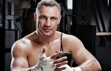"Перші 50 раундів вистояв": Віталій Кличко в день ювілею стрибнув з парашутом і показав голий торс (фото, відео)