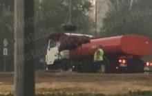 В Киеве заметили коммунальщика, поливавшего клумбу во время шторма (видео)