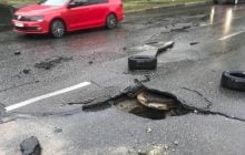 Через зливу в Києві на дорогах провалився асфальт: рух транспорту ускладнено (фото, відео)