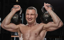 Надивившись бойовиків, Кличко вирішив на вертольоті сісти прямо в двір в'язниці - Луценко поділився спогадом, вітаючи мера Києва з ювілеєм