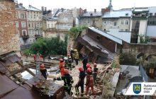Под завалами обрушившегося в центре Львова дома нашли тело юноши (фото, видео)