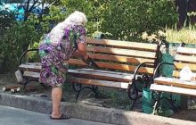 Більше жодного рок-н-ролу: у Києві бабуся розпиляла дворову лавочку, щоб уникнути шуму під вікнами (фото)