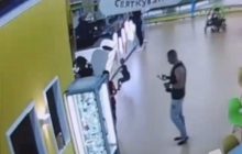 Падение стеклянной витрины на ребенка в киевском ТРЦ попало на видео