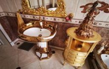 Золотые унитазы и трон: российский гаишник-взяточник шокировал "золотым" замком (фото)
