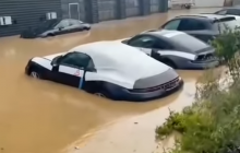 В Германии затопило автосалон с новыми Porsche (видео)