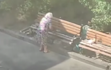 Киянка, яка розпиляла лавку під будинком, розкрила мотиви свого вчинку (відео)