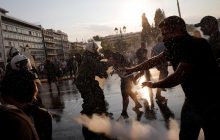 В Афинах полиция разогнала митинг антивакцинаторов водометом и слезоточивым газом (фоторепортаж)