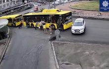 В Киеве пассажиры толкали застрявший троллейбус и не заметили, как он въехал в Nissan (видео)