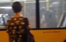 У Києві неадекват напав на водія тролейбуса під час руху - сталася ДТП (відео)