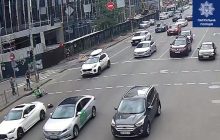 В центре Киева курьер на моноколесе едва не влетел в Infiniti (видео)