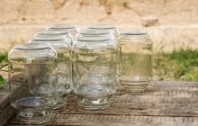 Досвідчені господині не викидають використані скляні баночки: для чого вони їм потрібні