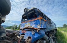 На Закарпатті зіткнулися пасажирський поїзд і вантажівка: 5 людей травмовано, 226 евакуювали (фото)