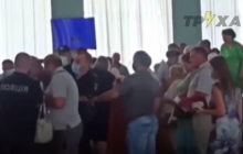 Депутати міськради під Харковом побилися на сесії через перейменування шкіл (відео)