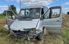 В Луганській області мікроавтобус з пасажирами злетів у кювет: є травмовані (фото)