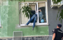 Пьяный херсонец пытался попасть к бывшей возлюбленной и застрял в окне (фото)