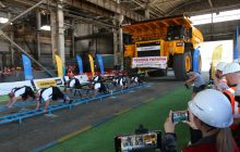 В Кривом Роге восемь стронгменов установили рекорд Украины по перетягиванию загруженного рудой самосвала