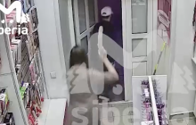 В Росії продавчиня секс-шопу побила грабіжника гумовим ділдо (відео)