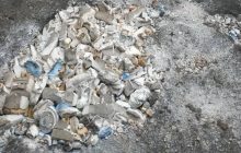 "Запломбували": на Луганщині дорожню яму заклали зліпками щелеп (фоторепортаж)