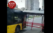 У Києві зупинку вітром винесло на дорогу (відео)