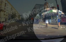 "Хет-трик": у мережі показали відео одразу трьох порушень ПДР на перехресті в центрі Києва