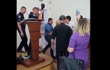 Під Києвом мер повалив на підлогу активіста у сесійній залі (відео)