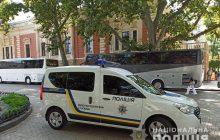 В Одессе "заминировали" мэрию: спасатели эвакуировали около 200 человек (фоторепортаж)