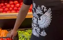 Мережу обурив працівник столичного магазину у футболці з гербом РФ (відео)
