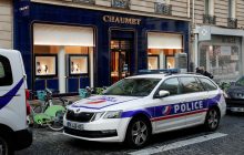 В Париже мужчина на самокате ограбил ювелиров на два миллиона евро: очевидцы отвлеклись на Ван Дама (видео)