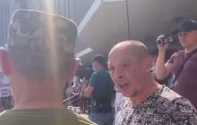 "Пішов за гроші убивати людей?": у Дніпрі неадекват причепився до військового (відео)