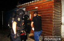 На Черниговщине мужчина, пытавшийся изнасиловать девочку, забаррикадировался от полиции (фото, видео)