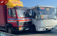 У Києві вантажівка в'їхала в маршрутку з пасажирами: у мережі показали фото аварії