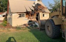 В США мужчина выписался из психлечебницы, угнал школьный автобус, а затем протаранил погрузчиком свой дом (фото)