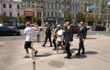 На Крещатике заметили запрещенного "Моргенштерна" в окружении охраны - что не так (фото)
