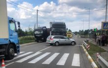 Під Києвом легковик на смерть знесла дідуся з дитиною та влетів у фуру