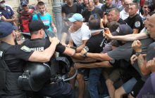 Між противниками ЛГБТ-рейву та поліцією сталася сутичка у центрі Києва (фоторепортаж, відео)
