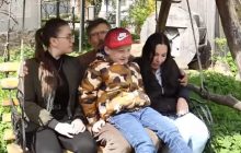 На Прикарпатті чоловік самотужки виховує 11 дітей (відео)