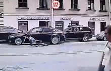 В Питере велосипедистка сломала нос, влетев в дверь полицейского авто (видео)