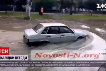 Сорванный шифер и машины в воде - непогода третий день бушует в нескольких регионах