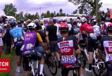 У Франції знайшли уболівальницю, яка спровокувала масову аварію на популярній велогонці