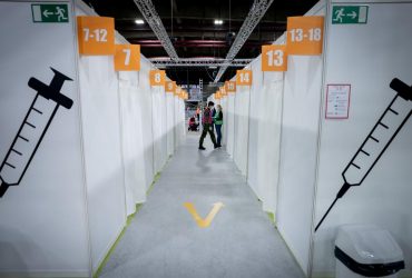 Избавиться от "шапочки из фольги". Ответы на самые главные вопросы про прививки от COVID-19