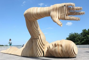 У центрі Києва з'явилася незвичайна скульптура голого чоловіка (фоторепортаж, відео)