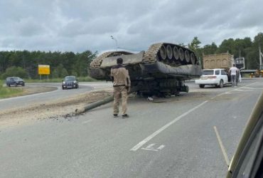Спецоперація: у Росії посеред траси військові втратили танк (відео)