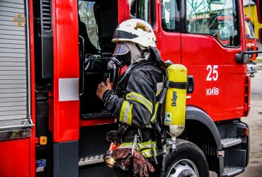 У Києві співробітник Нової пошти витягнув жінку з охопленої вогнем квартири (відео)
