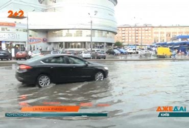 Негода у столиці: вулиці перетворились на річки, місто стоїть у заторах