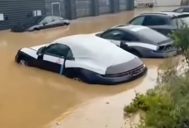 В Германии затопило автосалон с новыми Porsche (видео)